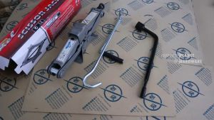 Paket Dongkrak Mobil 1 Ton dan Kunci Roda 21 mm