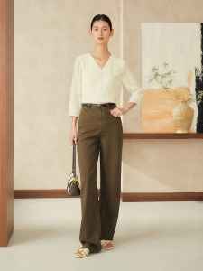 Summer Elegant 100% Long Staple Cotton Simple French Style Beaded V-Neck Shirt
