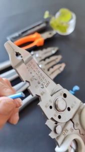 Tang Potong Kabel Multifungsi 9in1 Tang Dekrustasi Listrik Tang Pemotong Pengupas Kawat Kabel- 6750