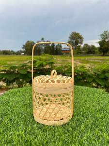 ตะกร้าทรง ปิ่นโต สินค้าภูมิปัญญาชาวบ้าน ทำจากไม้ไผ่ เนื้อสีขาวนวล ใช้ สำหรับ ใส่ชุดสังฆทาน ใส่ชุดของชำร่วย ใส่ชุดของฝากใส่ชุดของที่ระลึก ทำจากไม้ไผ่สาน 100 % สีธรรมชาติ ทาชะแล็ก เคลือบเงา กันราอย่างดี