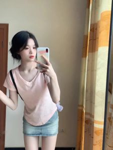 เสื้อยืดคอวีสีชมพูทรงเข้ารูปสำหรับผู้หญิงในช่วงฤดูร้อน เสื้อแขนสั้นทรงสลิมฟิตสำหรับผู้หญิงตัวเล็ก