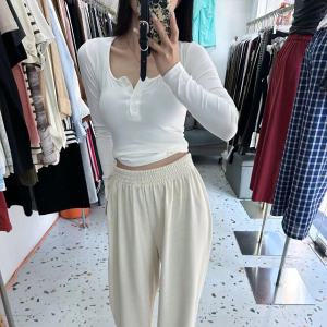 ฤดูใบไม้ผลิ ฤดูใบไม้ร่วง ปุ่มคอกลมแขนยาวบาง ผู้หญิง เสื้อยืดคอกลมสีบริสุทธิ์ เสื้อท่อนบน พรางหุ่น ชั้นฐาน ทันสมัย เสื้อท่อนบน