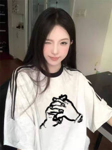 เสื้อยืดแขนสั้นผู้หญิงสไตล์อเมริกัน ทรงหลวม ดีไซน์สามแถบ แฟชั่นฤดูร้อน 2025 เสื้อผ้าทำงานแบบเรโทร ผ้าฝ้ายแท้ ระบายอากาศได้ดี