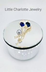 เข็มกลัดคริสตัล Crystals from Swarovski ประดับเพชร cz และมุกสังเคราะห์สีเทา