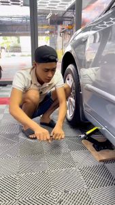 Cờ lê hỗ trợ kích gầm xe hơi bằng cơ đơn giản.