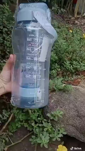 Botol Minum Plastik Tahan Panas Warna-Warni 3-in-1 dengan Sisi Sedotan dan Stiker - strakmarket