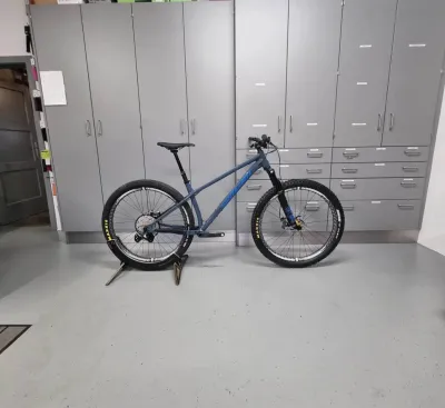 จักรยานเสือภูเขา Santa Cruz Chameleon — เฟรมอลูมิเนียม — ชุดเกียร์ SRAM GX Eagle 12 สปีด — ระบบเบรก SRAM G2 R พร้อมจานเบรก 180 มม. — ล้อ RaceFace AR offset 30 ขนาด 29 นิ้ว