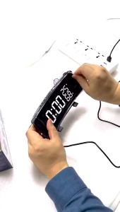 Đồng hồ để bàn kỹ thuật số Projection màn hình cong tích hợp nhiều chức năng với đèn led chiếu tường radio FM báo thức cổng USB kép