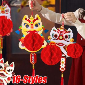 🔥16สไตล์🔥โคมไฟโคมไฟตกแต่งรังผึ้งกระดาษสีแดงมีพู่ห้อยตุ๊กตาเสริมโชครูปสิงโตสำหรับเต้นรำในบ้านของตกแต่งวันครบรอบ2025ปี