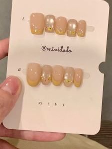 เล็บสั้นประดับดอกไม้สีเหลืองสไตล์ฝรั่งเศส แวววาว โปร่งใส ประดับเล็บสั้นเรียบง่าย ขาวใส สำหรับการแต่งกายทุกวัน