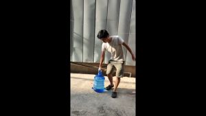 Dụng Cụ Xách Bình Nước Có Tay Cầm Tiện Lợi