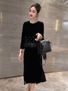 ชุดเดรสยาวคลุมเข่าคอตั้งมุมผ้ากำมะหยี่เนื้อสัมผัสหรูหราพร้อมกระดุมปEARL แขนยาว กระโปรงทรงเอ