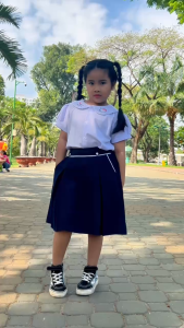 Váy quần đi học cho bé chân váy rời học sinh màu xanh phía sau lưng thun bên trong có quần Amazing