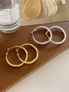 Fashionable Luxury Versatile Large Naked Ring Earrings Womens New Popular High-End Unique Personality Alloy Ear Studs