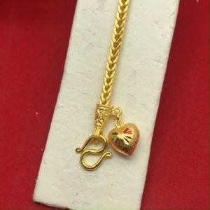 สร้อยข้อมือทองลายซีตรอง(สี่เสา)พ่นทรายตัดลายหัวจรวดห้อยหัวใจตัดลาย ยาว 7.5 นิ้ว เทียบเท่า 3 บาท ชุบทอง สีสวยเหมือนจริง งานสวย พร้อมส่ง