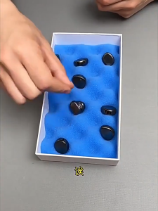 Efek magnetik pada permainan papan interaktif yang menggabungkan permainan catur dengan deteksi ranjau sensor magnet dan permainan meja interaktif untuk anak-anak.