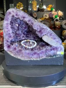 #johorbahru #crystal #sslive💯天然紫晶洞 薄皮白玛瑙+钛晶边✅ 独特水晶晶体 紫晶晶牙尖角处都是净体透透的白水晶👍 右侧底部带一根大方解石柱🍀 (如定制实木底座另加RM60)👈🏻optional 高height: 25.5cm 宽width: 28cm x 15.5cm 洞深hole: 6cm 重weight: 12kg 📍Johor Bahru 区可自行取货或邮寄服务