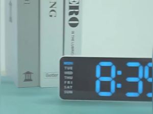 【Chinatera】Digital Alarm Clock Electronic Wall Clock Temperature/Date USB Charging Bedside Alarm Clock Dual Alarm Clock for Bedroom