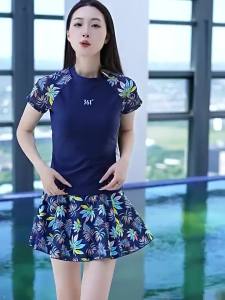361° | Senior Lady Elegant and Slimming Split Style Swimwear