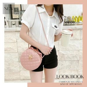 LKfashion New item กระเป๋าผญ มาใหม่ เอาใจสายหวาน คอลเลคชั่นนี้ ออกแบบมาแบบทรงกลม แต่งอะไหล่ทอง ใส่ของได้พอสมควร วัสดุหนัง PU ทนทาน เหมาะกับทุกการใช้งานเลยจ้าาา