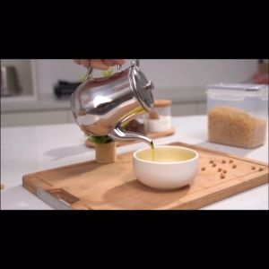 1.6L Stainless steel oil strainer pot oil container with strainer oil strainer bottle oil strainer for frying cooking oil container kettle kitchen oil filter tray oil filter pot stainless oil storage can oil storage tank oil storage keeper oil jugBIN LU