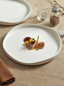 Elegant Ceramic Dinner Plate for Steak And Pasta Flat Shallow Dish Western Diningware Set Home Use Porcelain Specialty Cutlery