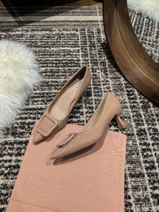 เรียบหรู รองเท้าส้นสูงหัวแหลม ผู้หญิง แฟชั่นกํามะหยี่สไตล์ใหม่ หวาน หลากหลาย รองเท้าส้นสูงแบบบางตัดต่ําหัวเข็มขัด ดีไซน์