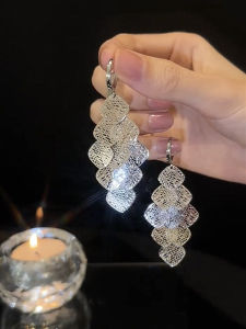 ต่างหูพู่หรูหราสําหรับผู้หญิงยาวแฟชั่นสไตล์เกาหลีพร้อมเอฟเฟกต์ลดความอ้วนหน้าโลหะผสมเงินเครื่องประดับชุบทอง