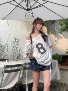 เสื้อยืดแขนสั้นไหล่เอวสไตล์อเมริกันสำหรับผู้หญิงในช่วงฤดูร้อนปี 2025 ทรงหลวม ผ้าตาข่ายระบายอากาศได้ดี ผูกโบว์ แขนสั้น ทรงหลวม