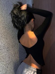 เสื้อยืดคอกลมแขนยาวทรงเข้ารูปสำหรับผู้หญิง ฤดูใบไม้ร่วง 2023 แฟชั่นสตรีท สีสันสดใส ปกโปโล แขนยาว คอกลม ทรงเข้ารูป เสื้อยืด