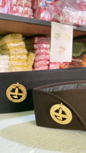 Peci Pramuka Pembina Putra dan Putri dan Pin Tanda Topi