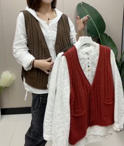 เสื้อกั๊กถักแบบใหม่ฤดูใบไม้ผลิปี2023เสื้อไหมพรมเสื้อถักคุณแม่แบบใหม่มีเอกลักษณ์ชั้นเดียวแมทช์ลุคง่ายกระดุม