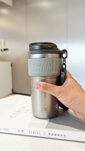 TKK กระติกน้ำเก็บความเย็น 630ml พร้อมหลอดดูด ยกดื่ม 2in1 วัสดุสแตนเลส เคลือบชั้นเซรามิก แก้วกาแฟหรู