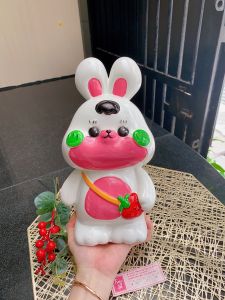 (31x13x15cm) 🍓 Heo đất thạch cao Thỏ Dâu Tây. Nước sơn Bạch Tuyết bóng mịn xinh xắn như hình hàng có sẵn