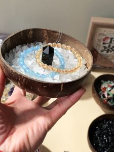 Crystal demagnetizing bowl natural white crystal gravel gem bracelet demagnetizing stone storage purification container natural coconut shell bowl