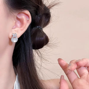 ต่างหูไข่มุกประดับเพชรเทียม 925 เงินแท้ ต่างหูผูกโบว์ผีเสื้อแบบน้ำแข็งสำหรับผู้หญิง เครื่องประดับแฟชั่นระดับไฮเอนด์