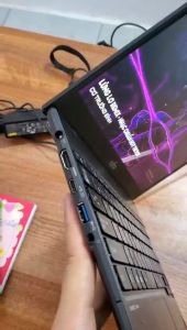 Laptop giá rẻ nhẹ nhất thế giới FUJITSU U938/T made in japan (700gr) Celeron (3965u) Ram 8GB/ SSD 256 Pin90% Sạc Zin theo máy