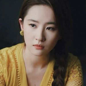 ต่างหูดอกกุหลาบสีเหลืองทองสไตล์ Liao Yifei ต่างหูดอกไม้ขนาดเล็กหรูหราสำหรับฤดูร้อน เครื่องประดับแฟชั่นสำหรับผู้หญิง