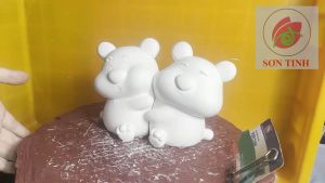 Tượng tô màu CẶP GẤU DÂU ÔM NHAU thạch cao trắng (Không kèm màu)