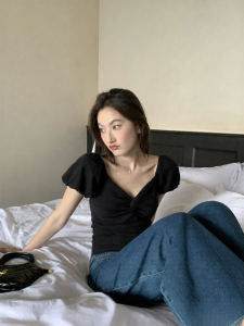 NIHAOKANONG | Áo Thun Ngắn Tay Ôm Dáng V-Neck Thiết Kế Pháp Tay Bồng Xếp Li