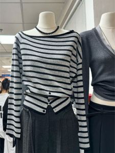 GEBOFU | Áo Knit Kẻ Sọc Pháp Cổ Đứng Nút Chi Tiết eo
