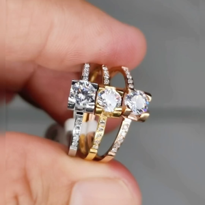 Cincin Titanium Steel 316L Solitaire Diamond Simulant - Cincin Tunangan Wanita Anti Karat & Tahan Luntur - Cincin Wanita Titanium Solitaire Kristal Zirkon Mewah - Pilihan Warna Emas Rose Gold Silver