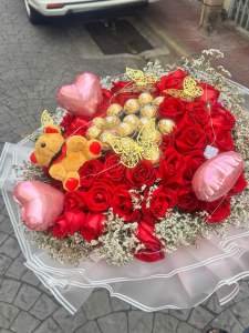 ช่อดอกไม้ช็อคโกแลตเฟอร์เรโร่ โรเชอร์ ตุ๊กตาหมีรับปริญญา ดอกกุหลาบเทียม ช่อดอกไม้ใหญ่ ขอให้โชคดี