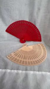 Quạt gỗ chụp hình cổ trang áo dài Việt phục decor trang trí