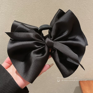 กิ๊บติดผมผีเสื้อสีดำผ้าซาตินขนาดใหญ่สำหรับผู้หญิง 2024 ใหม่ ที่คาดผมแบบหัวปลาฉลาม ตกแต่งผมด้านหลังศีรษะ สไตล์เกาหลี ไม่ซ้ำใคร