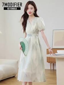 7.Modifier | Đầm Phong Cách Pháp Dáng Ôm Tay Bồng Cổ V