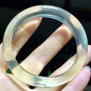 天然水晶手镯 Pure natural yellow crystal (36.5mm bracelet set) 🍃 Unblemished and transparent. Yellow crystal is rich in moisture and often brings unexpected wealth to its owner. 💰 It is an excellent choice for attracting and gathering wealth.