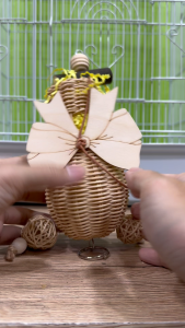 ของเล่นแขวนนกแก้ว เลิฟเบิร์ด | รังสานหวาย กระดิ่ง ไม้เคี้ยว ลดเหงา เพิ่มกิจกรรมในกรง 22x12 CM