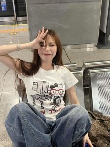 เสื้อยืดแขนสั้นทรงสลิมฟิตสำหรับผู้หญิงในช่วงฤดูร้อนปี 2025 ทรงเข้ารูป เอวเข้ารูป ไม่เปิดหลัง คอกลม ผ้าฝ้าย 100%