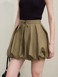 AMII | Youthful & Cultural Pleated Drawstring Bud Short Pants for Petite Women